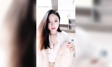 ジャンパーを着た倉木桜子、屋外ショー（1）