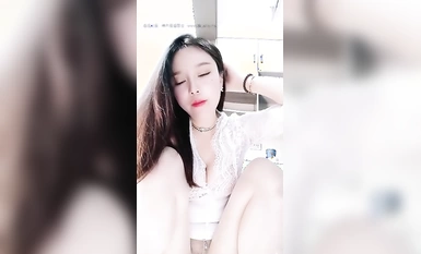 ジャンパーを着た倉木桜子、屋外ショー（1）