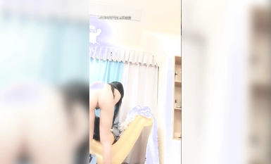 Isang magandang babae ang naghahanap ng pato sa isang nightclub at sinisiraan siya hanggang sa kumuha ng aphrodisiac ang lalaki