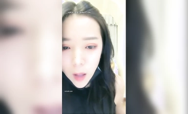 Isang magandang babae ang naghahanap ng pato sa isang nightclub at sinisiraan siya hanggang sa kumuha ng aphrodisiac ang lalaki