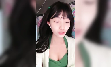 學生主播@我就是嗚崽醬 宿舍尺度福利秀 第二彈1 (4)