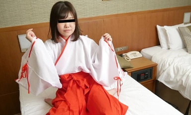 儘管她是活躍的巫女，但她不是處女，所以我對她進行了體內射精作為懲罰。