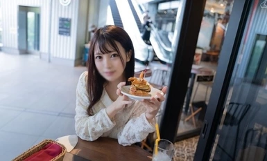 Secara beransur-ansur, dia dikuasai oleh keinginan dan air mani di dalam badan cantik berahinya yang menggerakkan pinggulnya dan menikmatinya! !