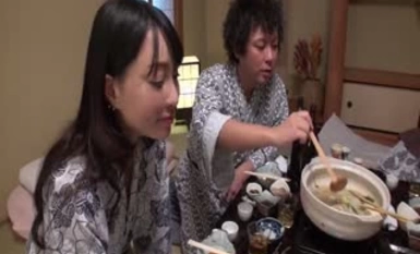 Cặp đôi trao đổi chuyến du lịch suối nước nóng