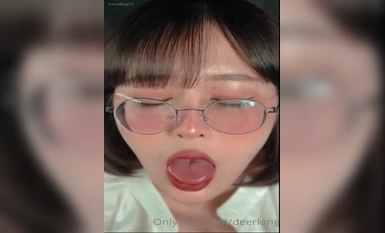 대비감이 뛰어난 안경 쓴 여성.