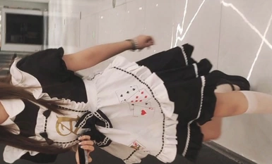 하녀가 소변을 보는 모습을 대담하게 촬영하다가 우연히 순결 벨트에 묶여 있는 것을 발견합니다.