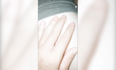 越南小伙趁著妹妹睡著偷偷潛進妹妹房間