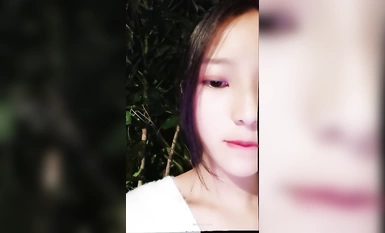 Gadis sekolah cantik Zhen menggoda pengawal keselamatan dalam pelbagai adegan luar (3)