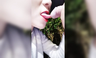 A beautiful schoolgirl seduces a security guard in a wild fight (2)