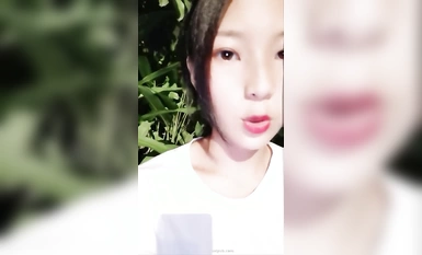 เด็กนักเรียนสาวสวย Zhen ล่อลวงเจ้าหน้าที่รักษาความปลอดภัยในฉากกลางแจ้งหลายฉาก (12)