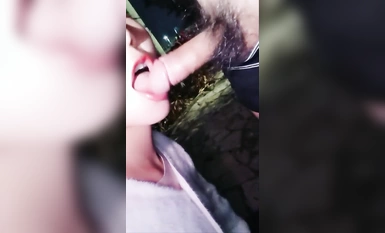 Gadis sekolah cantik menggoda pengawal keselamatan dalam pelbagai adegan luar (4)