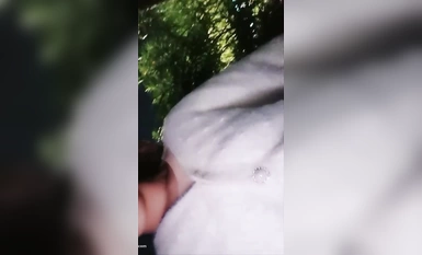 สาวสวยโรงเรียนล่อลวงเจ้าหน้าที่รักษาความปลอดภัยในฉากกลางแจ้งหลายฉาก (4)