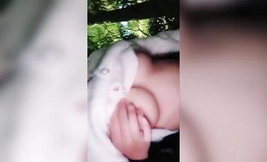 สาวสวยโรงเรียนล่อลวงเจ้าหน้าที่รักษาความปลอดภัยในฉากกลางแจ้งหลายฉาก (4)