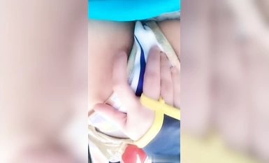 颜值不错的二次元美眉漫展空闲在后台自拍紫薇 逼逼粉嫩好诱惑