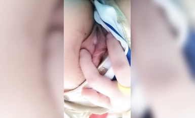 颜值不错的二次元美眉漫展空闲在后台自拍紫薇 逼逼粉嫩好诱惑