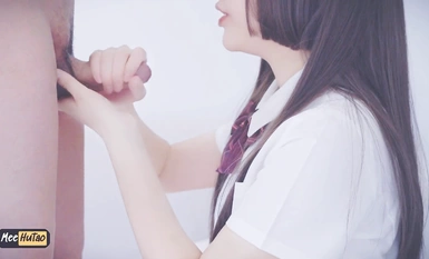 认真口交的妹妹最可爱了，没忍住口爆射了满嘴的精液。