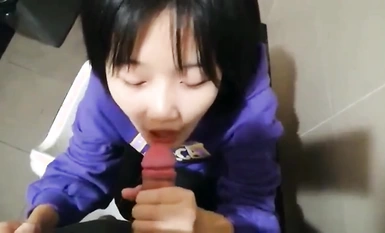 新成人カップルは、彼のガールフレンドのショッピングモールの試着室のオーラルセックスフェラチオのガールフレンドは、水の外に優しい学生服を着てみましょう マルチビュー撮影HD