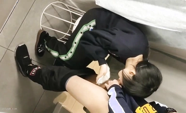 新成人カップルは、彼のガールフレンドのショッピングモールの試着室のオーラルセックスフェラチオのガールフレンドは、水の外に優しい学生服を着てみましょう マルチビュー撮影HD