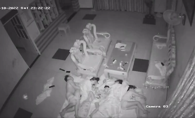 Penggodam terbaharu 2023 yang bocor memecahkan kamera rumah dan merakam seks secara rahsia, seorang lelaki muda meniduri kemaluan isterinya sambil berdiri tanpa kondom, dan air mani mengalir ke seluruh lantai (2)