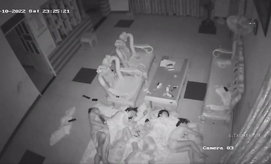 2023最新流出黑客 破解家庭攝像頭偷拍啪啪合集 小哥站著無套搞媳婦逼逼精液流了一地 (2)