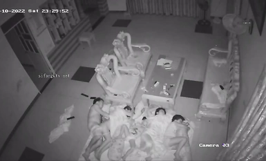 Penggodam terbaharu 2023 yang bocor memecahkan kamera rumah dan merakam seks secara rahsia, seorang lelaki muda meniduri kemaluan isterinya sambil berdiri tanpa kondom, dan air mani mengalir ke seluruh lantai (2)