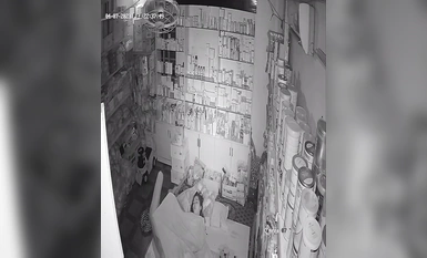 แฮ็กเกอร์ที่รั่วไหลออกมาล่าสุดในปี 2023 เจาะกล้องที่บ้านและแอบถ่ายคอลเลกชันวิดีโอเซ็กซ์ที่มีชายหนุ่มเอาหีภรรยาของเขาขณะยืนโดยไม่มีถุงยางอนามัยและมีน้ำอสุจิไหลไปทั่วพื้น (12)