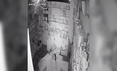 แฮ็กเกอร์ที่รั่วไหลออกมาล่าสุดในปี 2023 เจาะกล้องที่บ้านและแอบถ่ายคอลเลกชันวิดีโอเซ็กซ์ที่มีชายหนุ่มเอาหีภรรยาของเขาขณะยืนโดยไม่มีถุงยางอนามัยและมีน้ำอสุจิไหลไปทั่วพื้น (12)