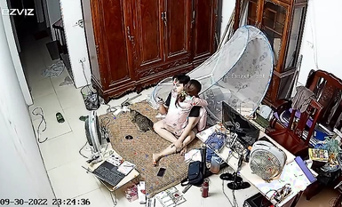 แฮ็กเกอร์รั่วไหลล่าสุดปี 2023 เจาะกล้องที่บ้านและแอบถ่ายคอลเลกชันวิดีโอเซ็กซ์ที่ชายหนุ่มเอาหีภรรยาขณะยืนโดยไม่มีถุงยางอนามัยและมีน้ำอสุจิไหลเต็มพื้น (4)