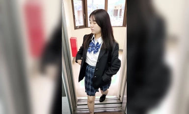 大神潛入高校一路跟蹤抄底漂亮學妹內褲太小完全擋不住肥美的大鮑魚