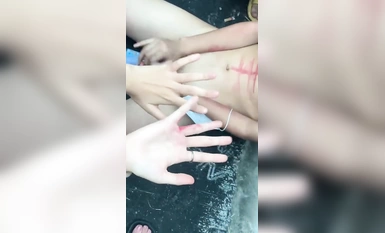 学校は女子生徒のグループをいじめ、女子生徒の服をはぎ取り、アソコに水を注いだ。