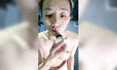 Hãy trang điểm và chết tiệt! Vẻ đẹp đỉnh cao gợi cảm! Cởi quần lót và twerk, nhấc mông lên liếm cặc, đụ cặp mông xinh đẹp của em trên ghế, vặn eo thon thật gợi cảm