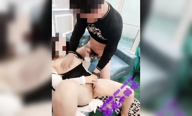 Isang babae kumpara sa tatlong lalaki, lahat sila nagbigay ng blowjobs sa huli