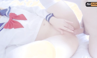 Ang mga binti na may hawak ng puting sutla na medyas ay malapit nang magkapira-piraso.