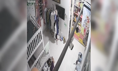 私房最新流出2023 해커가 카메라를 해킹하여 여러 가족 기숙사 화장실의 탈의 및 목욕 장면을 몰래 촬영 (23)