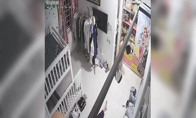 私房最新流出2023 黑客破解攝像頭偷拍 多場合家庭宿舍廁所更衣洗澡 (23)