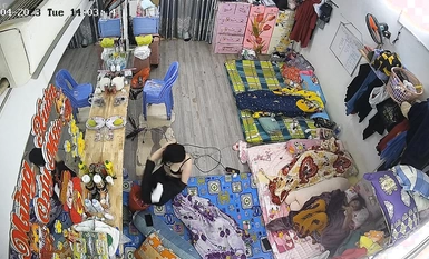 私房最新流出2023 黑客破解攝像頭偷拍 多場合家庭宿舍廁所更衣洗澡 (4)