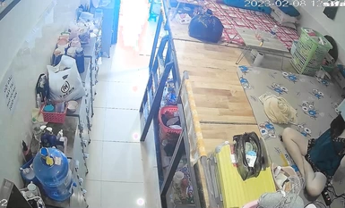 私房最新流出2023 黑客破解攝像頭偷拍 多場合家庭宿舍廁所更衣洗澡 (12)