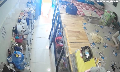 私房最新流出2023 黑客破解攝像頭偷拍 多場合家庭宿舍廁所更衣洗澡 (12)