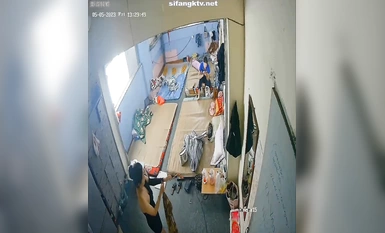 私房最新流出2023 黑客破解攝像頭偷拍 多場合家庭宿舍廁所更衣洗澡 (33)