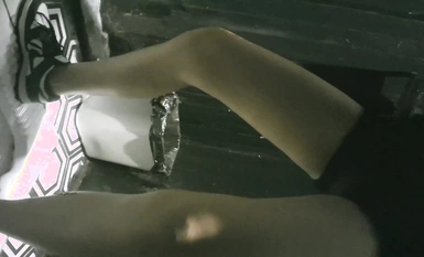 餐廳女廁近距離偷拍正在抽煙的大長腿美女有點發黑的小鮑