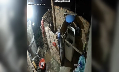 私房最新流出2023 黑客破解攝像頭偷拍 多場合家庭宿舍廁所更衣洗澡 (22)