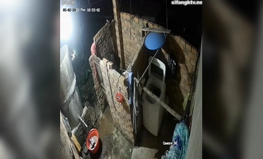 私房最新流出2023 黑客破解攝像頭偷拍 多場合家庭宿舍廁所更衣洗澡 (22)