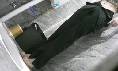 Ang parehong dilag ay tatlong beses na nakahilera sa palikuran ng mga kababaihan ng isang gusali ng opisina na umiihi sa kanyang ari Napakaganda niya (2)