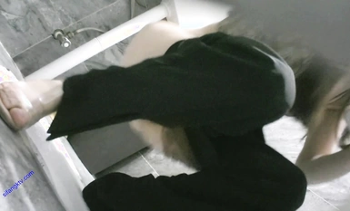 Ang parehong dilag ay tatlong beses na nakahilera sa palikuran ng mga kababaihan ng isang gusali ng opisina na umiihi sa kanyang ari Napakaganda niya (2)