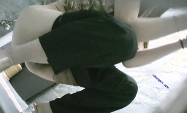 Ang parehong dilag ay tatlong beses na nakahilera sa palikuran ng mga kababaihan ng isang gusali ng opisina na umiihi sa kanyang ari Napakaganda niya (2)