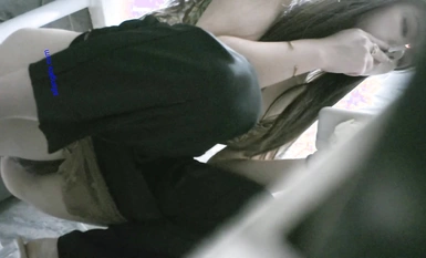 Ang parehong dilag ay tatlong beses na nakahilera sa palikuran ng mga kababaihan ng isang gusali ng opisina na umiihi sa kanyang ari Napakaganda niya (2)