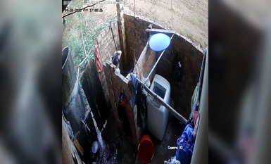 私房最新流出2023 黑客破解攝像頭偷拍 多場合家庭宿舍廁所更衣洗澡 (16)