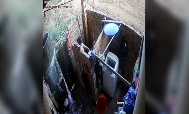 私房最新流出2023 黑客破解攝像頭偷拍 多場合家庭宿舍廁所更衣洗澡 (16)