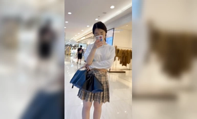 大神尾隨偷拍美女裙底風光 短裙JK靚女專心和朋友聊天蕾絲騷窄內