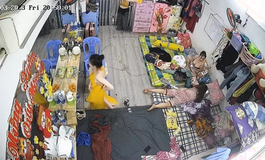 私房最新流出2023 黑客破解攝像頭偷拍 多場合家庭宿舍廁所更衣洗澡 (7)